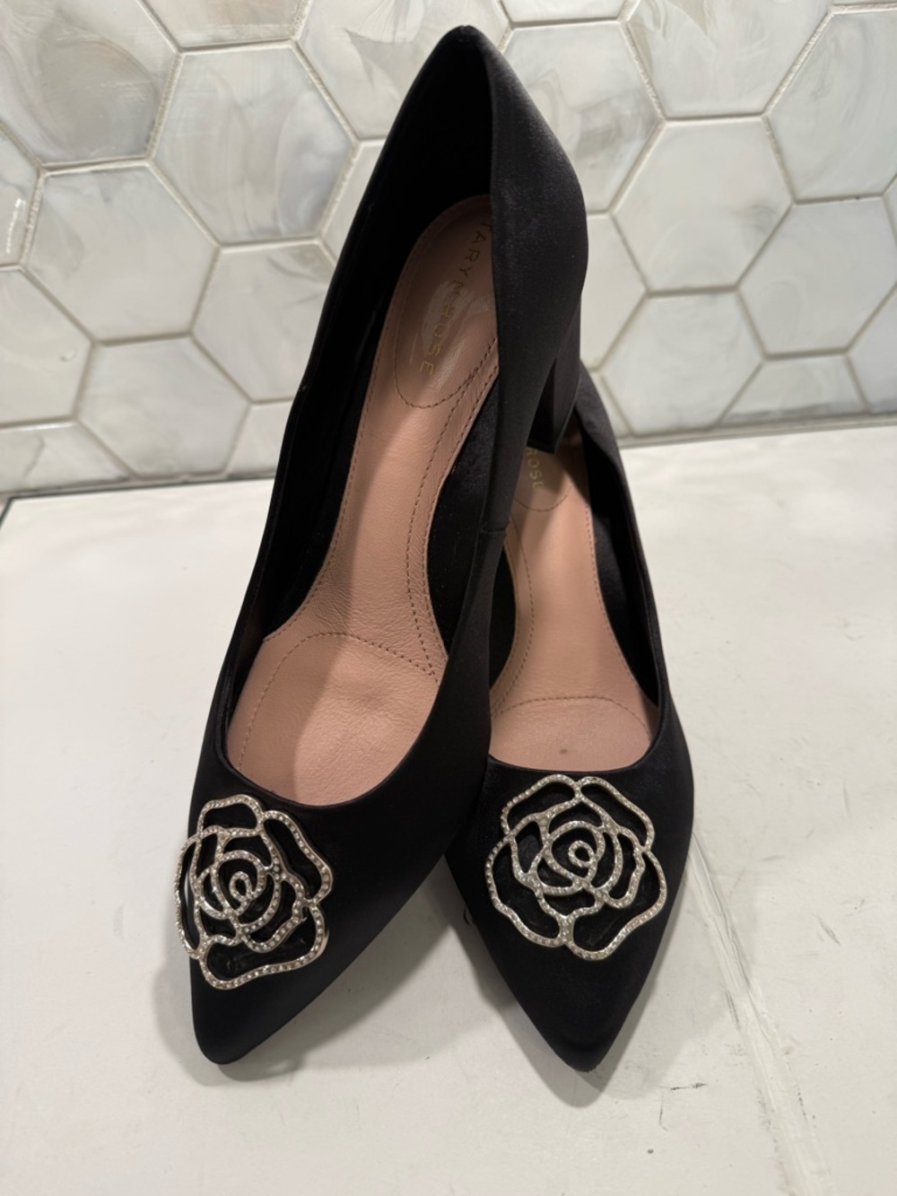 Taryn Rose Maci Pumps Black Satin Sz 9 Crystal Floral Appliqué Comfort Stylish